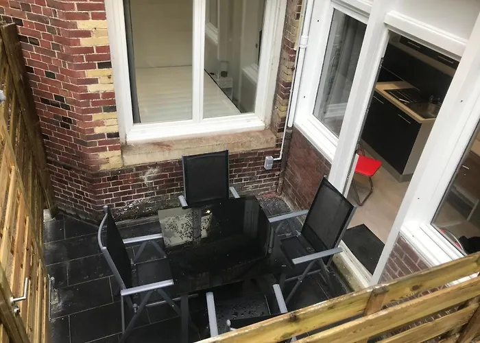 Petit T2 Hypercentre Avec Terrasse Privee - 006 *